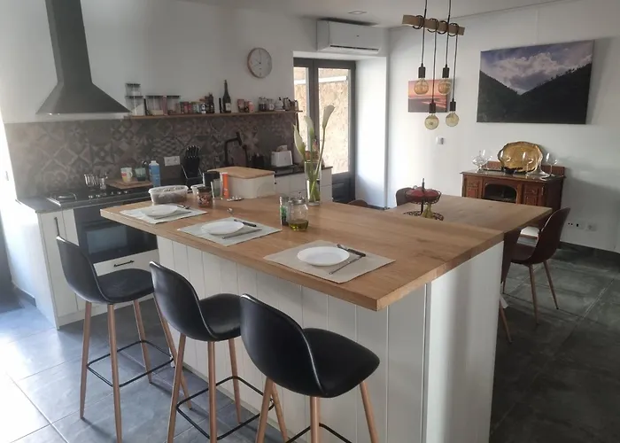 ヴィラ Comfortable Rustic House With Spacious Garden Near The *